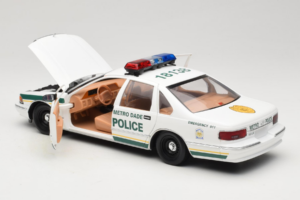 Chevrolet Caprice Metro Dade Police UT Models 1:18 21024 Métal — image 5 sur 8