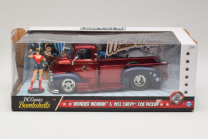 Chevrolet COE Pickup Wonder Woman With Figure Metals Diecast 1:24 30453 Métal