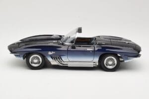 Chevrolet Corvette Mako Shark Bleu Foncé UT Models 1:18 21061 Métal — image 4 sur 8
