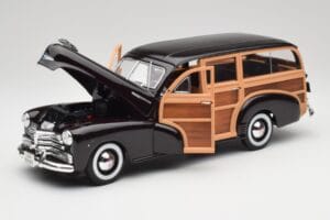 Chevrolet Fleetmaster Woody Noir & Wood Panels Maisto 1:18 43697545B Métal — image 2 sur 8