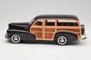 Chevrolet Fleetmaster Woody Noir & Wood Panels Maisto 1:18 43697545B Métal — image 4 sur 8