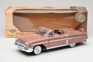 Chevrolet Impala Cabriolet Marron Motormax 1:18 73112 Métal — image 8 sur 8