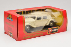 Citroen 15CV Traction Avant Beige Bburago 1:24 1501-B1 Métal — image 2 sur 3