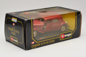 Citroën 15CV TA Rouge Bburago 1:24 1501 Métal — image 2 sur 3