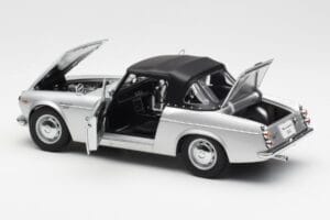 Datsun Fairlady 2000 SR311 Roadster Argent AUTOart 1:18 77432 Métal — image 5 sur 8