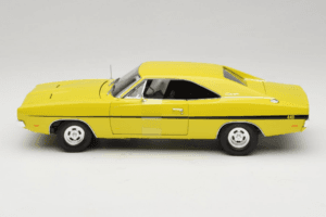 Dodge Charger R/T Jaune Dirty Mary Crazy Larry Auto World 1:18 AWSS101/06 Métal — image 4 sur 8
