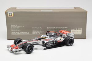 McLaren Mercedes MP4-21 P. de la Rosa F1 Showcar 2006 Minichamps 1:18 B66962346 Métal — image 6 sur 6
