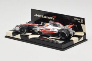 McLaren Mercedes MP4-23 #22 L. Hamilton Race Car 2008 Minichamps 1:43 530084322 Métal — image 3 sur 5