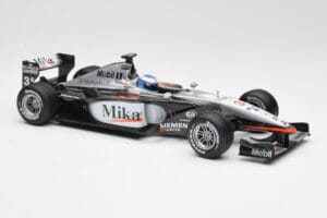 McLaren MP4-16 #4 M. Häkkinen F1 2001 Hot Wheels 1:18 50198 Métal — image 4 sur 6