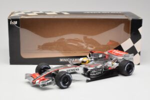 McLaren MP4-25 Mercedes #2 L. Hamilton Showcar 2010 Minichamps 1:18 110100006-R1 Métal — image 6 sur 6