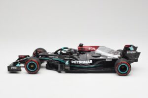 Mercedes AMG W12 Petronas #44 L. Hamilton Spanish GP 100th Pole 2021 Minichamps 1:18 110210444 Résine — image 3 sur 7