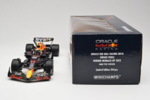 Oracle Red Bull Racing RB18 #11 S. Perez Monaco GP Winner Rain Tyre Version 2022 Minichamps 1:18 110222711 Métal — image 6 sur 7