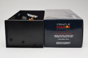 Oracle Red Bull Racing RB19 #33 M. Verstappen Las Vegas GP Winner 2023 Minichamps 1:18 110232201 Résine — image 6 sur 7