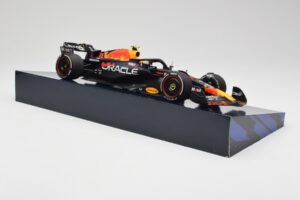 Red Bull Racing RB19 #11 S. Perez Winner Saudi Arabian GP 2023 Minichamps 1:18 113230111 Métal — image 4 sur 6