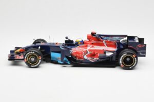 Red Bull Racing RB6 #6 M. Webber F1 Showcar 2010 Minichamps 1:18 150100076 Métal — image 3 sur 6