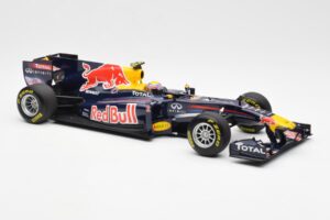 Red Bull Racing RB7 #2 M. Webber Showcar F1 2011 Minichamps 1:18 110110072 Métal — image 4 sur 6