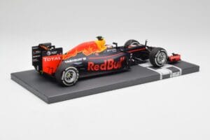 Red Bull RB12 #33 M. Verstappen Spain GP Winner 2016 Minichamps 1:18 117160333 Métal — image 3 sur 7
