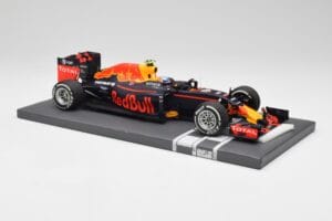 Red Bull RB12 #33 M. Verstappen Spain GP Winner 2016 Minichamps 1:18 117160333 Métal — image 4 sur 7