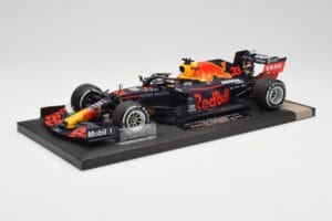 Red Bull RB16 #33 M. Verstappen Red Bull Racing 70th Anniversary GP Winner 2020 Minichamps 1:18 113200533-M1 Résine — image 2 sur 7