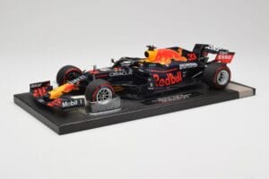 Red Bull RB16B #33 M. Verstappen Abu Dhabi GP 2021 Winner Missing Figurine & Pitboard Minichamps 1:18 113212333 Résine — image 2 sur 7