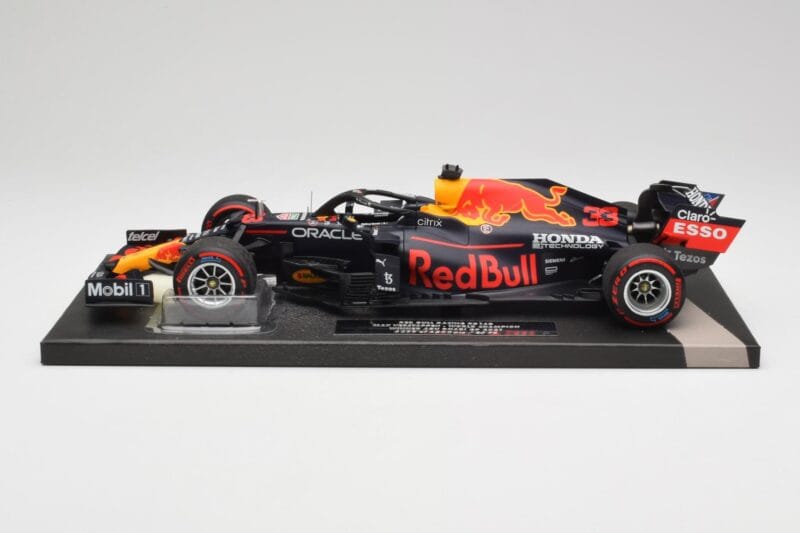 Red Bull RB16B #33 M. Verstappen Abu Dhabi GP 2021 Winner Missing Figurine & Pitboard Minichamps 1:18 113212333 Résine
