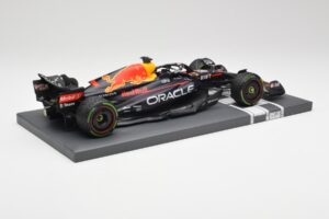 Red Bull RB18 #1 M. Verstappen Japan GP Winner No Figure & Pitboard 2022 Minichamps 1:18 113221801FB Métal — image 3 sur 7