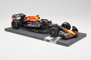 Red Bull RB18 #1 M. Verstappen Japan GP Winner No Figure & Pitboard 2022 Minichamps 1:18 113221801FB Métal — image 4 sur 7