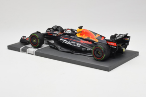 Red Bull Racing RB18 #1 M. Verstappen Japan GP Winner 2022 Minichamps 1:18 113221801FB-R1 Métal — image 5 sur 8