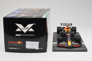 Red Bull Racing RB18 #1 M. Verstappen Japan GP Winner 2022 Minichamps 1:18 113221801FB-R1 Métal — image 6 sur 8