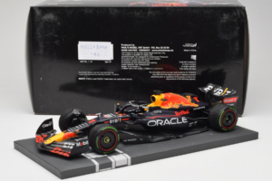 Red Bull Racing RB18 #1 M. Verstappen Japan GP Winner 2022 Minichamps 1:18 113221801FB-R1 Métal — image 7 sur 8