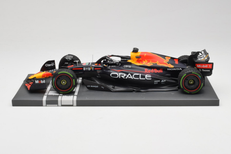 Red Bull Racing RB18 #1 M. Verstappen Japan GP Winner 2022 Minichamps 1:18 113221801FB-R1 Métal