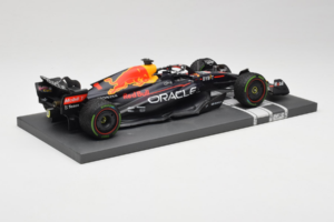 Red Bull Racing RB18 #1 M. Verstappen Japan GP Winner 2022 Minichamps 1:18 113221801FB-R1 Métal — image 3 sur 8