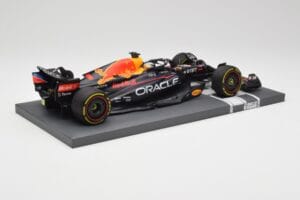 Red Bull RB18 Oracle #1 M. Verstappen Abu Dhabi GP 2022 Winner Minichamps 1:18 113222201 Résine — image 3 sur 7