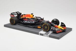 Red Bull RB18 Oracle #1 M. Verstappen Abu Dhabi GP 2022 Winner Minichamps 1:18 113222201 Résine — image 4 sur 7