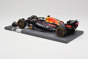 Red Bull RB18 Oracle #1 M. Verstappen Abu Dhabi GP 2022 Winner Minichamps 1:18 113222201 Résine — image 5 sur 7