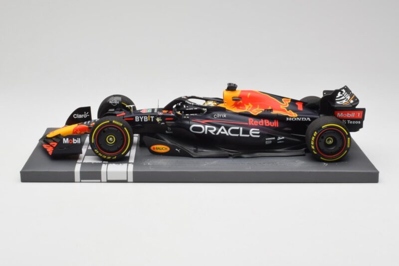 Red Bull RB18 Oracle #1 M. Verstappen Abu Dhabi GP 2022 Winner Minichamps 1:18 113222201 Résine