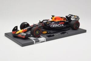 Red Bull RB19 Oracle #1 M. Verstappen British GP 2023 Winner Minichamps 1:18 113231101 Résine — image 2 sur 7