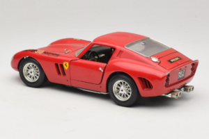 Ferrari 250 GTO Rouge Bburago 1:18 B003 Métal — image 7 sur 8