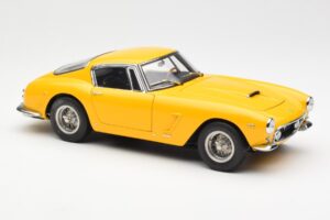 Ferrari 250 GT SWB Jaune CMC 1:18 M-054 Métal — image 4 sur 6