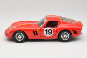 Ferrari 250 GTO #19 Rouge Rayures 1962 Bburago 1:18 3011-P3 Métal — image 4 sur 8