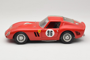Ferrari 250 GTO #96 Rouge Drapeau Italien 1962 Bburago 1:18 3011-P2 Métal — image 4 sur 8