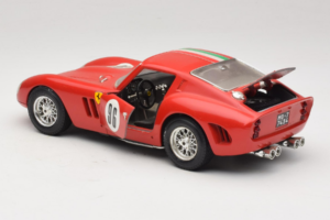 Ferrari 250 GTO #96 Rouge Drapeau Italien 1962 Bburago 1:18 3011-P2 Métal — image 5 sur 8