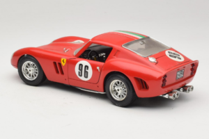 Ferrari 250 GTO #96 Rouge Drapeau Italien 1962 Bburago 1:18 3011-P2 Métal — image 7 sur 8