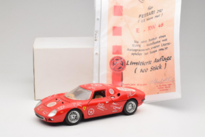 Ferrari 250 LM Rouge Blanc Essen Autographs Édition Limitée Bburago 1:18 3033-P4 Métal — image 8 sur 8