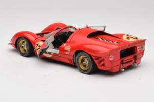 Ferrari 330 P4 #23 L. Bandini / C. Amon 24 Hours of Daytona Winner 1967 Revell 1:18 48833 Métal — image 5 sur 8