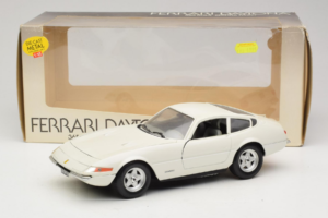 Ferrari 365 GTB/4 Daytona Berlina Blanc Techno Giodi 1:18 74007 Métal — image 8 sur 8
