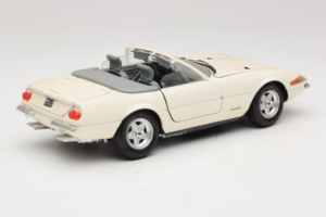Ferrari 365 GTS/4 Spider Blanc Techno Giodi 1:18 40028 Métal — image 3 sur 8