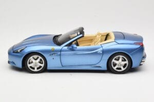 Ferrari California Bleu Clair Hot Wheels 1:18 N2043 Métal — image 4 sur 8