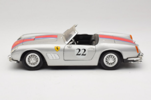 Ferrari California #22 Argent Bande Rouge 1966 Tonka 1:18 01109-S2 Métal — image 4 sur 8