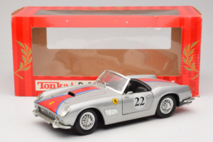 Ferrari California #22 Argent Bande Rouge 1966 Tonka 1:18 01109-S2 Métal — image 8 sur 8